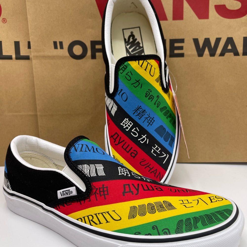 Vans WMNS Classic Slip-On (Vans
Spirit)Multi/True White Sneakers
VN0A4U38WK2 - Picture 14 of 16